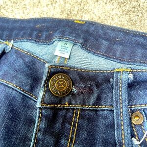 Seven7, mid waste jeans, ankle cut. Color blue. Size 6.